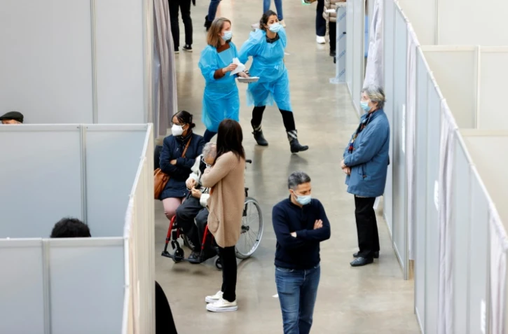 Soignants et personnes venant se faire vacciner contre le Covid-19 dans le centre de vaccination d'Ile-de-France à Paris, le 6 mars 2021