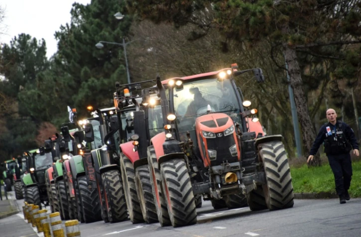 Des agriculteurs conduisent leur tracteur en direction de la préfecture de Rennes, le 1er février 2024