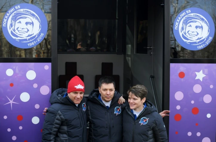 Oleg Kononenko (c), Anne McClain (d) et David Saint-Jacques les trois membres de l'ISS avant le décollage de leur fusée, le 3 décembre 2018 à Baïkonour 