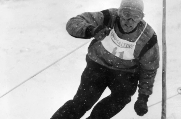 Le skieur français Jean Vuarnet, champion olympique de descente en 1960, lors d'une course pendant des années 1960