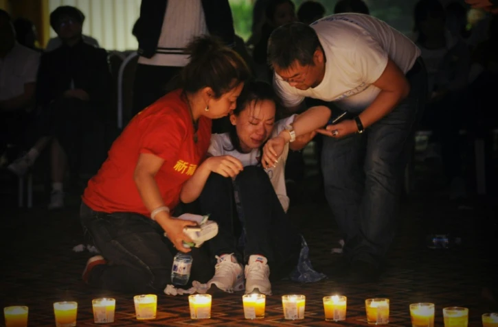 Des proches des passagers du Boeing 777 de Malaysia Airlines (vol MH370), le 8 avril 2014 à Pékin