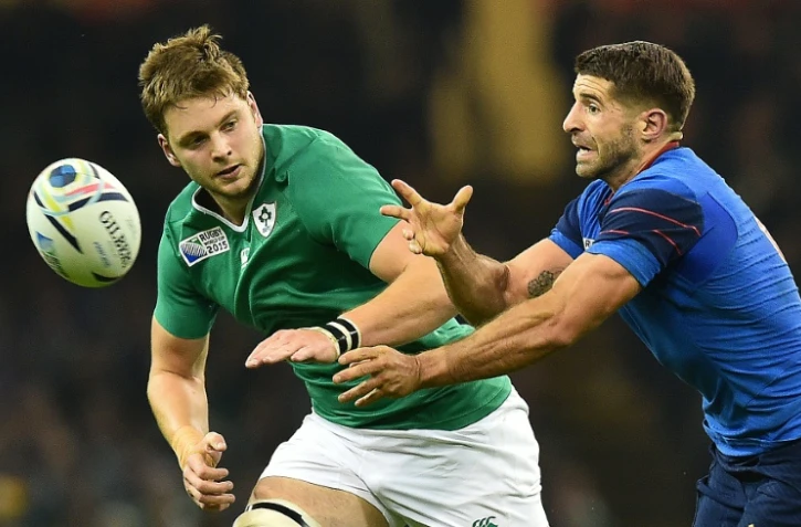 Le demi de mêlée du XV de France Sébastien Tillous-Borde (d) à la lutte avec l'Irlandais Chris Henry au Mondial, le 11 octobre 2015 à Cardiff