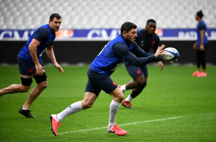 Anthony Bouthier, balle en main, lors d'une séance d'entraînement au Stade de France, le 8 février 2020, est pressenti à l'arrière contre le Pays de Galles 