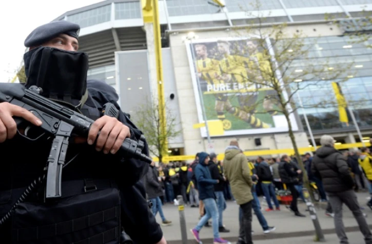 Un policier en faction devant le stade où se déroule le match entre l'équipe de football de Dortmund et celle de Monaco, le 12 avril 2017 à Dortmund, en Allemagne
