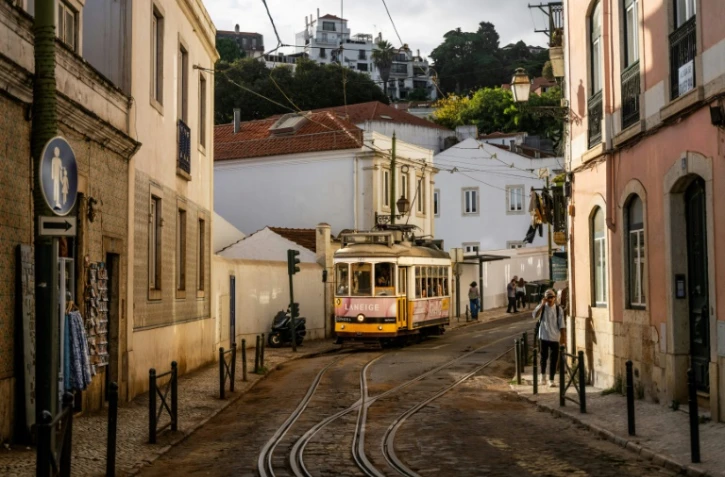 Un tramway dans une rue du quartier d'Alfama à Lisbonne, le 23 octobre 2024 au Portugal