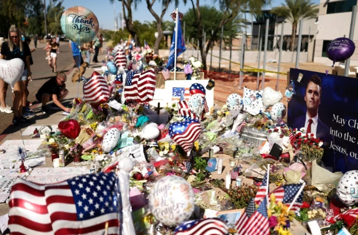 Un mémorial improvisé en hommage à l'influenceur conservateur et fondateur de Turning Point USA, Charlie Kirk, devant le siège de Turning Point USA à Phoenix, en Arizona, le 14 septembre 2025