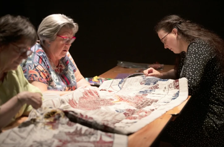 Dans un musée de Belfast, des brodeuses apportent la touche finale à une immense tapisserie conçue pour rendre hommage à la série "Game of Thrones", le 5 juillet 2019 en Irlande du Nord