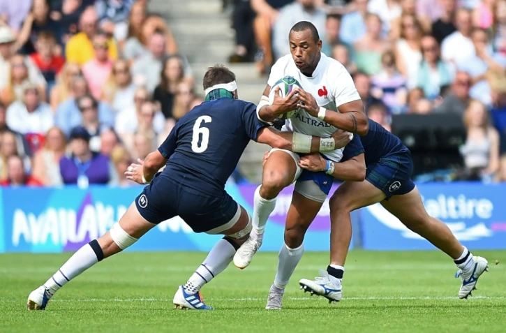 Le centre Gaël Fickou (c) plaqué lors du test-match face à l'Ecosse, à Murrayfield, le 24 août 2019