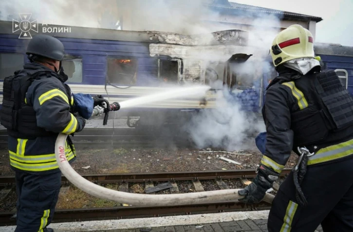 Une image diffusée par les services de secours ukrainiens le 13 septembre 2026 montre des pompiers éteignant un incendie déclenché par une frappe de drone sur un wagon près de la frontière polonaise