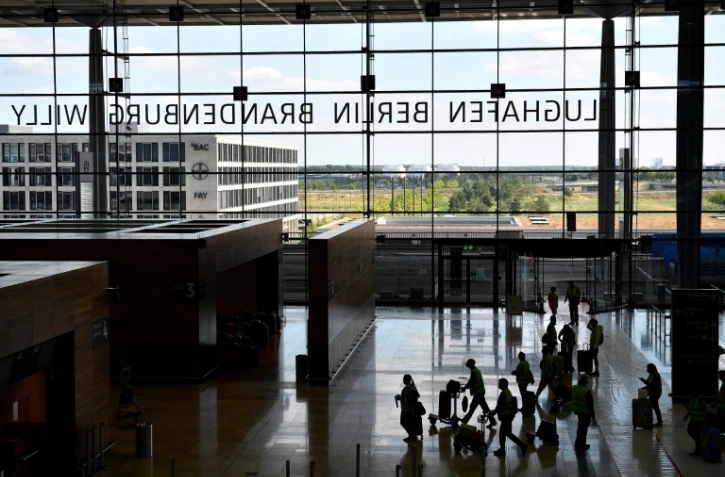 Des candidats au dépistage du coronavirus attendent à l'aéroport de Berlin le 30 juillet 2020.