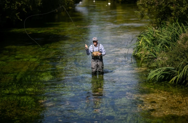 Bob Wellard, directeur de la Piscatorial Society, pêche à la mouche le 25 août 2026 dans la rivière Itchen, en Angleterre