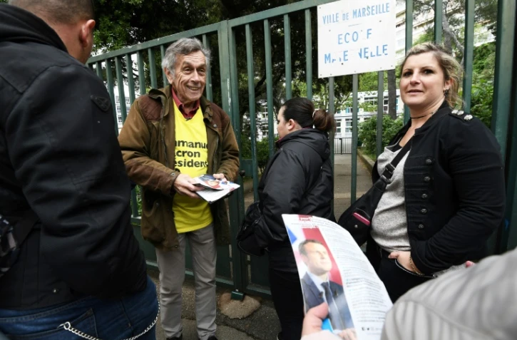 Des partisans d'Emmanuel Macron tractent devant l'école La Rouvière à Marseille, le 27 avril 2017