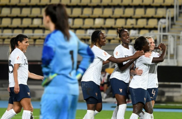 Les joueuses de l'équipe de France de football célèbrent l'un de leurs sept buts contre la Macédoine du Nord à Skopje le 22 septembre 2020