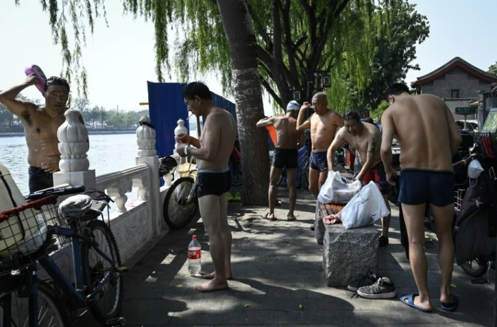 Des résidents se préparant à aller nager dans un lac du parc Shichahai à Pékin, le 20 mai 2022