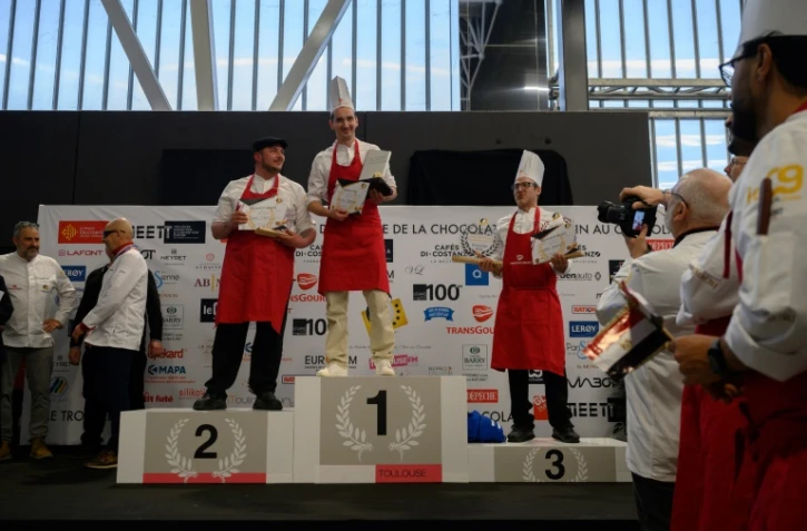 Le boulanger français Dimitri Bordon (C), vainqueur de la coupe du monde de la chocolatine et du pain au chocolat, le 10 mars 2024 à Toulouse