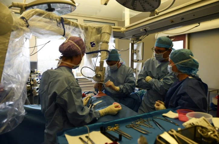 Des chirurgiens-oncologistes interviennent sur un patient dans un service de l'institut Paoli-Calmettes, Ă Marseille, le 2 novembre 2017