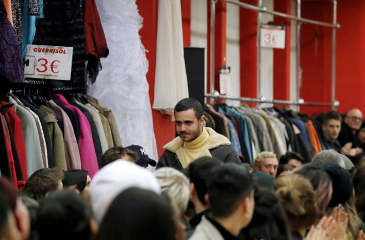 Le créateur Francisco Terra, lors de la présentation de la dernière collection de sa marque Neith Nyer, à la Fashion Week de Paris le 1er mars 2017
