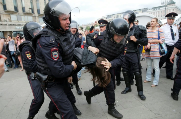 La police antiémeute interpelle un participant à une manifestation non autorisée de l'opposition dans le centre de Moscou, le 12 juin 2017