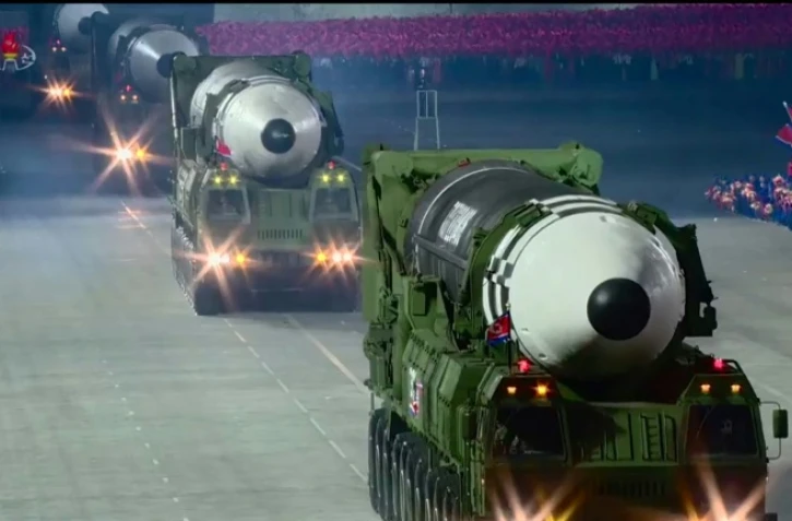 Image tirée d'une vidéo diffusée par l'agence nord-coréenne Kcna, le 10 octobre 2020, montrant ce qui semble être le nouveau missile balistique intercontinental géant dévoilé par la Corée du Nord lors d'un défilé militaire à Pyongyang