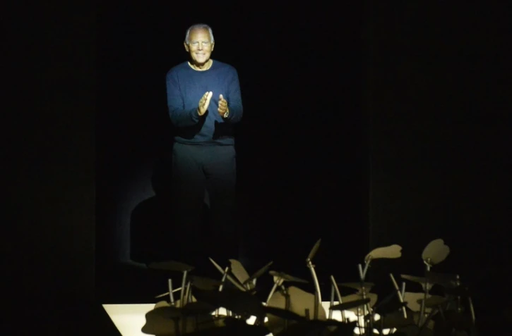 Le couturier Giorgio Armani salue à l'issue du défilé de sa ligne de prêt-à-porter féminin pour l'été prochain, le 28 septembre 2015 à Milan