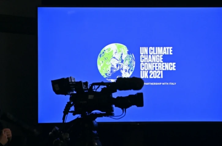 Une caméra de télévision devant le logo de la COP26 sur un écran, le 9 novembre 2021 à Glasgow, en Ecosse