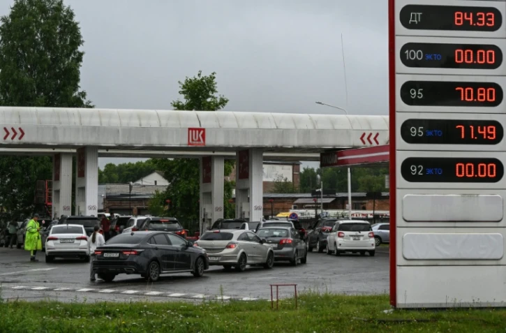 Des automobilistes font la queue pour faire le plein d'essence dans une station-service Ă Vologda, en Russie, le 14 juillet 2026
