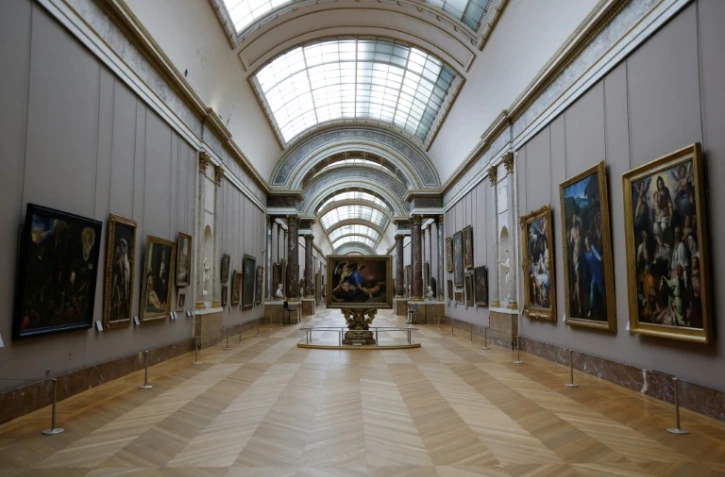 Vue générale de la Grande Galerie du musée du Louvre à Paris, le 2 décembre 2025