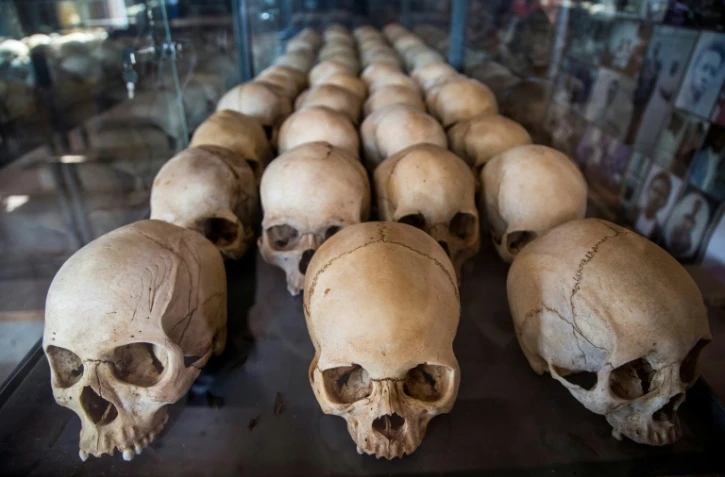 Des crânes de victimes du génocide au Rwanda exposés au mémorial de Ntarama, à Kigali, en avril 2019