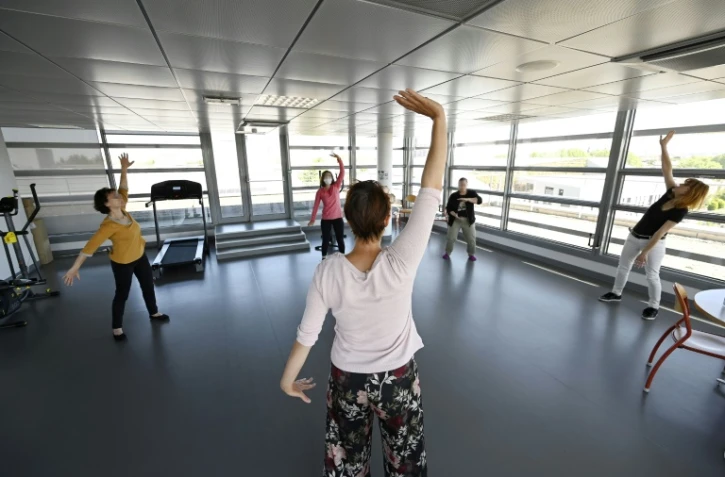 Des soignants participent à une séance de yoga à l'hôpital de Strasbourg, le 6 mai 2020