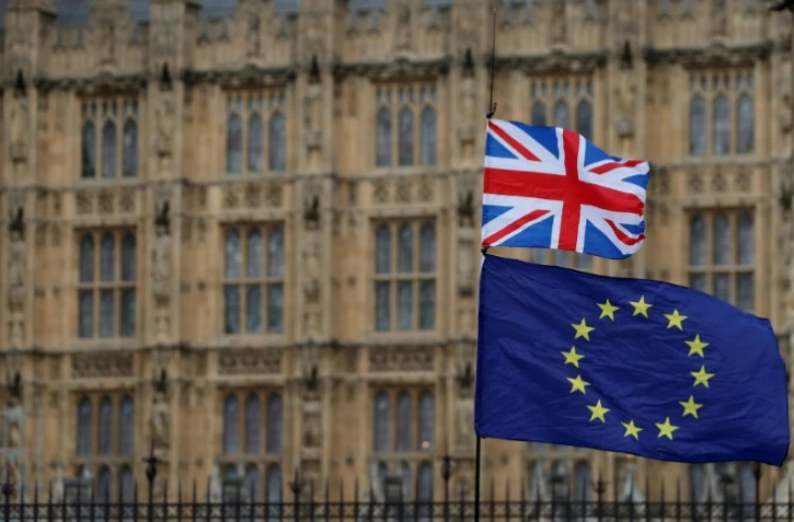 Drapeaux européen et britannique devant le Parlement britannique, le 23 janvier 2019 à Londres