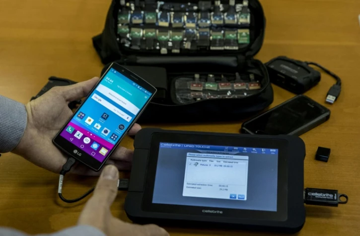 Un ingénieur de Cellebrite extrait les données d'un smartphone en quelques secondes malgré le mot de passe, le 9 novembre 2016 à Petah Tikva, en Israël