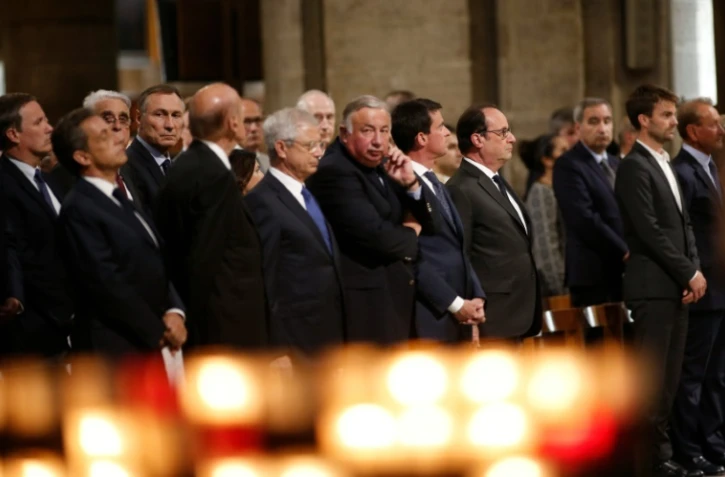 Le président François Hollande avec des membres du gouvernement et d'anciens présidents dont Nicolas Sarkozy et Valery Giscard d'Estaing, à Notre Dame de Paris, le 27 juillet 2016