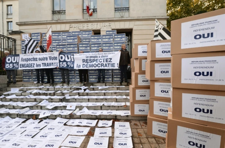 L'association "Des ailes pour l'ouest", favorable à l'aéroport Notre-Dame des Landes, construit un mur avec des cartons censés contenir les 270.000 votes "oui" obtenus lors du référendum de juin, devant la préfecture de Nantes le 5 novembre 2016