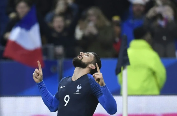 L'attaquant français Olivier Giroud célèbre son but marqué contre la Colombie lors d'un match amical au Stade de France, le 23 mars 2018
