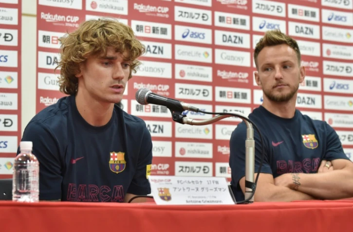 Le nouvel attaquant du Barça Antoine Griezmann (g) avec le milieu Ivan Rakitic en conférence de presse, le 22 juillet 2019 à Tokyo