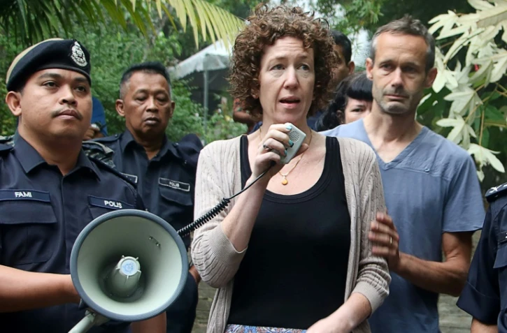 Photographie fournie par la police malaisienne, prise et publiée le 10 août 2019, montrant les parents de Nora Quoirin, Meabh et Sébastien, durant les recherches pour retrouver l'adolescente disparue en Malaisie