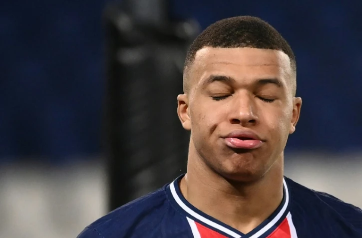 L'attaquant du Paris-SG, Kylian Mbappé, frustré après avoir raté une occasion de but lors du match de Ligue 1 à domicile contre Monaco, le 21 février 2021