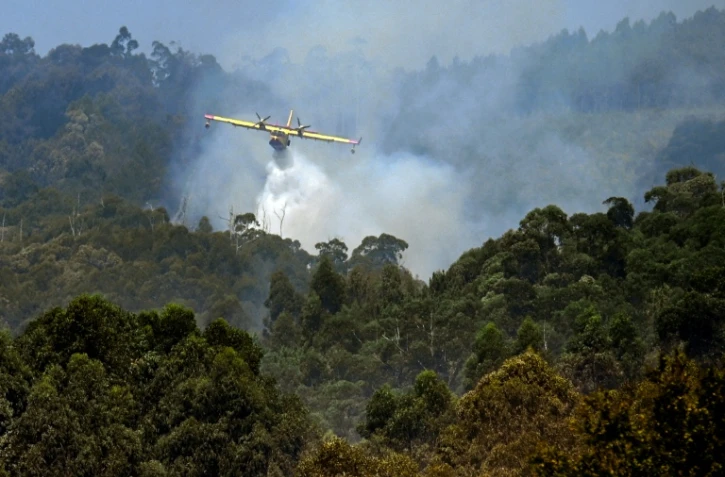 Un avion combat un incendie près du village de Vilaboa, dans le nord-ouest de l'Espagne le 22 août 2025.
