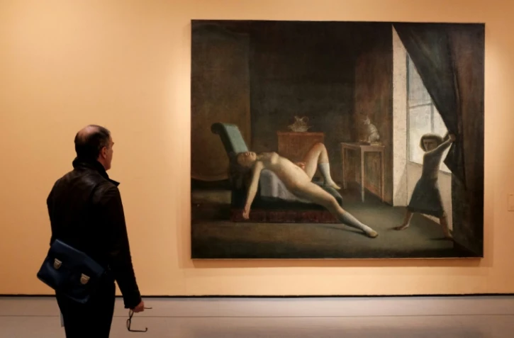 Un homme regarde une peinture de Balthus (1908-2001) lors d'une exposition à la Villa Médicis à Rome le 23 octobre 2015