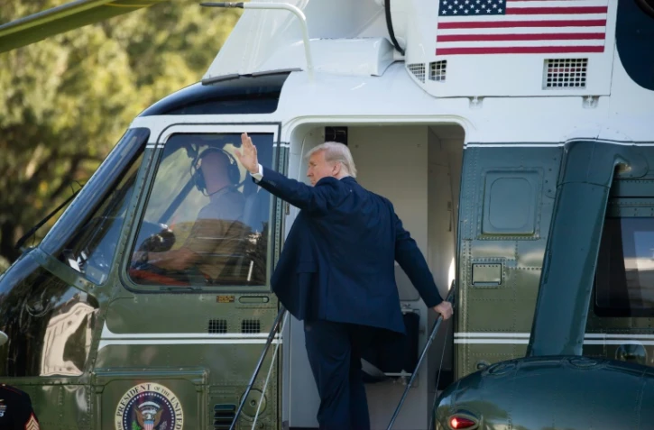 Le président américain Donald Trump monte à bord de l'hélicoptère présidentiel Marine One