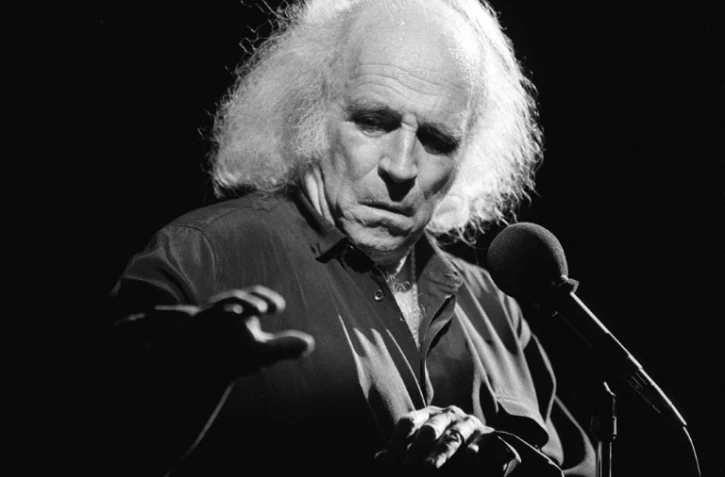 Le chanteur français Léo Ferré lors d'un concert à l'Olympia à Paris le 2 octobre 1984