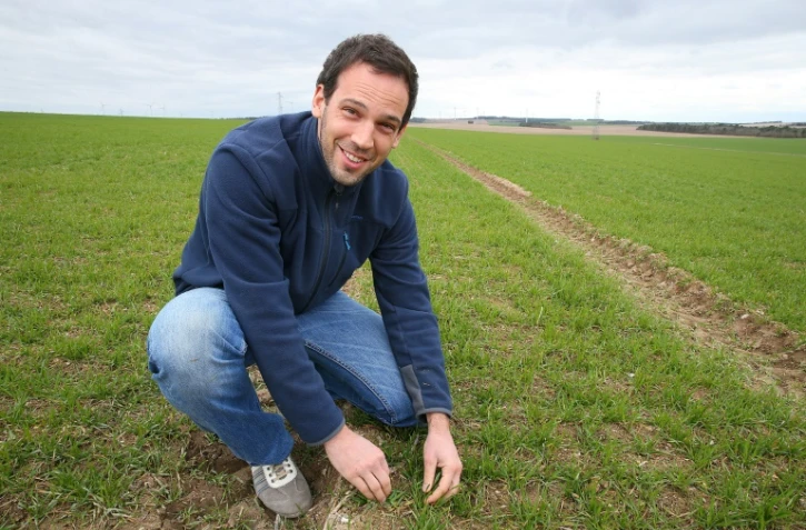 Valentin Bodié, jeune agriculteur de 33 ans, sur son exploitation le 27 février 2007 à Aubeterre