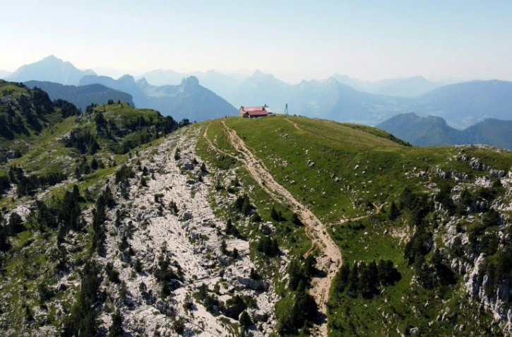 Vue aérienne du refuge du Parmelan à Dingy-Saint-Clair, au-dessus d'Annecy, le 11 août 2021 en Haute-Savoie