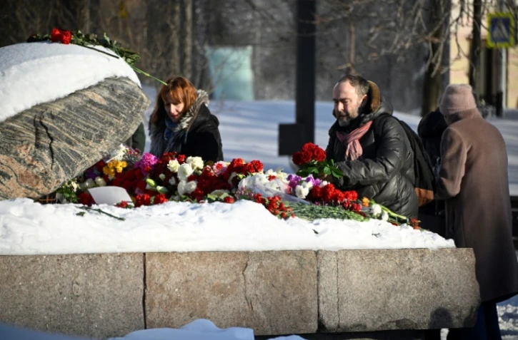 Des personnes déposent des fleurs en hommage à l'opposant russe Alexaï Navalny, mort en prison, le 19 février 2024 à la pierre de Solovetsky, à Moscou