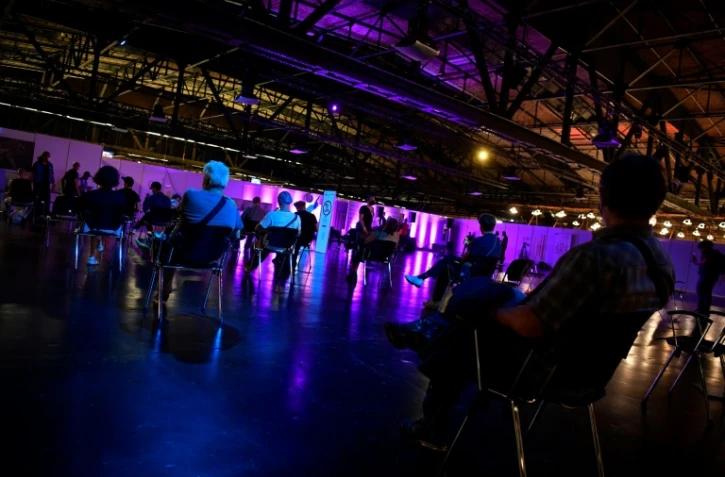 Des jeunes attendent leur tour pour être vaccinés contre le coronavirus au club Arena de Berlin le 9 août 2021