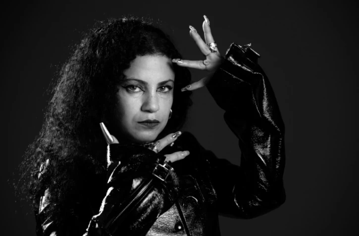 La chanteuse, auteure-compositrice et productrice de musique tunisienne Emel, le 9 avril 2024 Ă Paris
L'artiste tunisienne Tunisian singer, songwriter and musician Emel Mathlouthi, also known as Emel, poses during a photo session in Paris, on April 9, 2024.