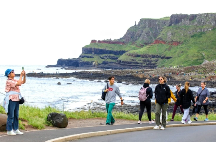 Des touristes visitent la Chaussée des Géants, site naturel près de Bushmills en Irlande du Nord, le 8 juillet 2025