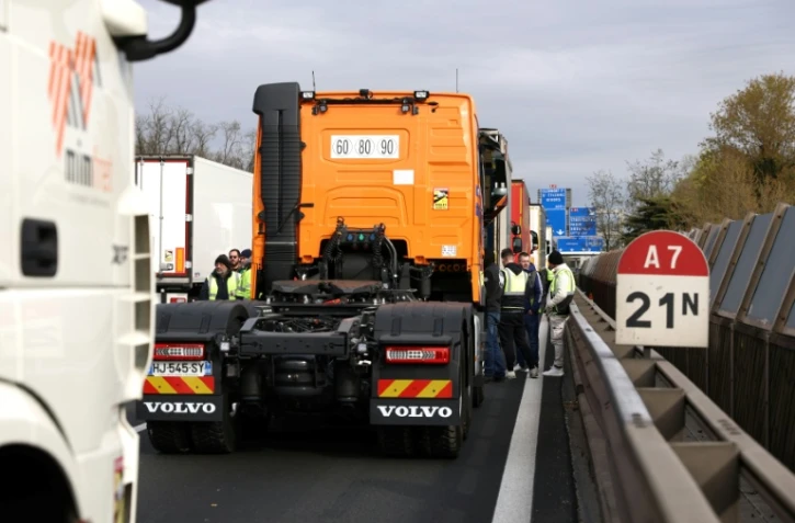 Des chauffeurs routiers bloquent l'autoroute A7, au sud de Lyon, pour protester contre la hausse des prix du carburant, à Chasse-sur-Rhône, le 28 mars 2026 en Isère