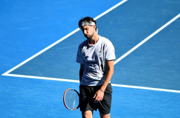 L'Autrichien Dominic Thiem, après avoir perdu un point contre le Bulgare Grigor Dimitrov, lors des 8es de finale de l'Open d'Australie, le 14 février 2021 à Melbourne