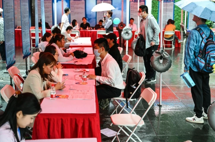 Les recruteurs s'ennuient ferme à un salon de l'emploi pour jeunes diplômés, à Shanghai en Chine le 31 mai 2024
